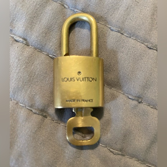 Louis Vuitton LV#316 Lock and key with FASHION mini Bag with Case - Picture 7 of 12